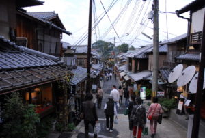 Charly Iten zeigt in Kyoto das Kiyomizu-Viertel